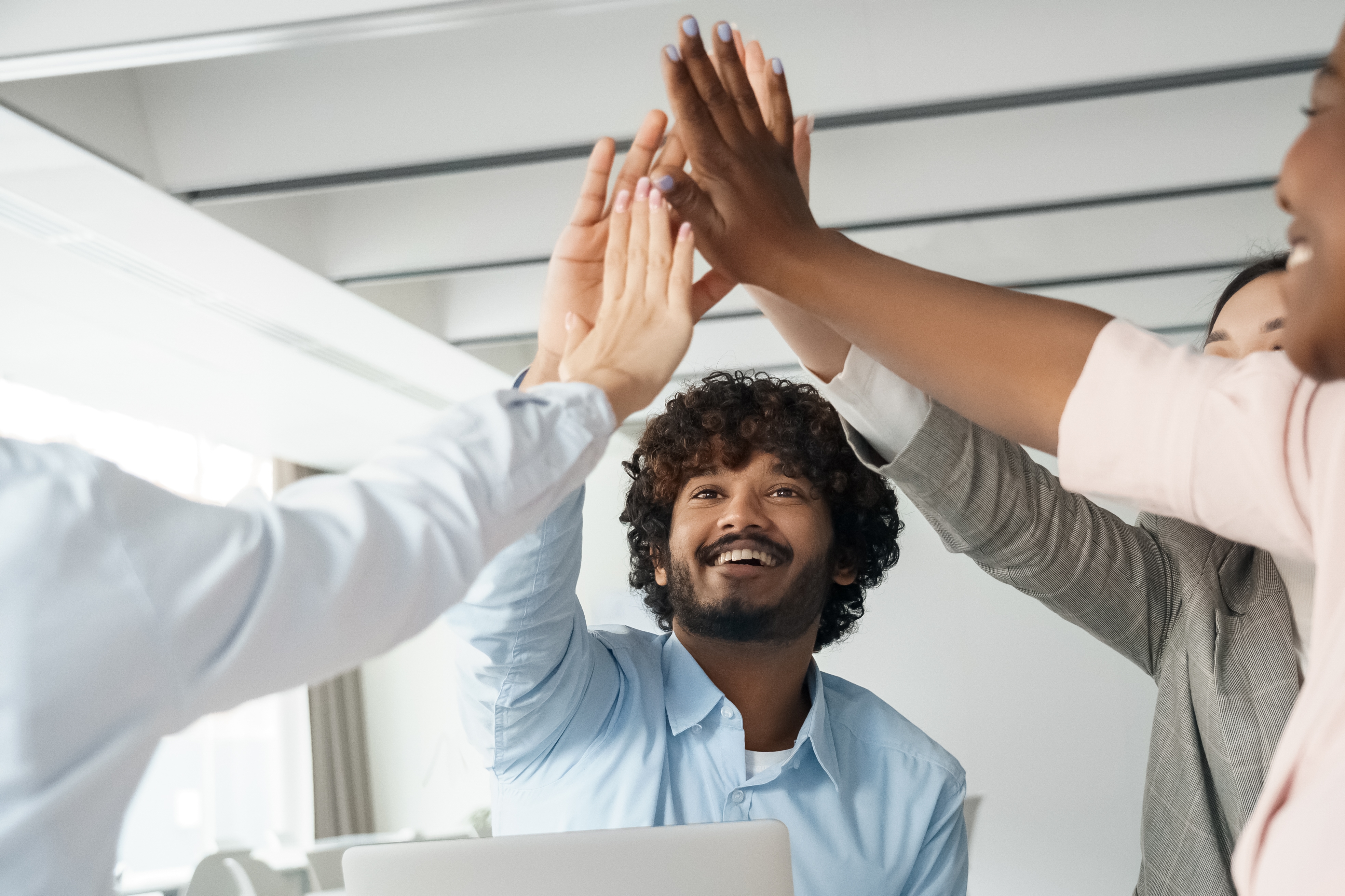 Navigating Workplace Relationships with the Power of Positive Office Bonds